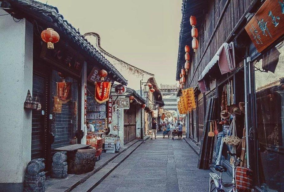 狂开脑洞：岳不群怎么做才能笑傲江湖？